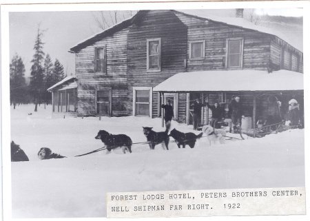 2009.27.4 Nell Shipman with the Peters Brothers by the Forest Lodge Hotel